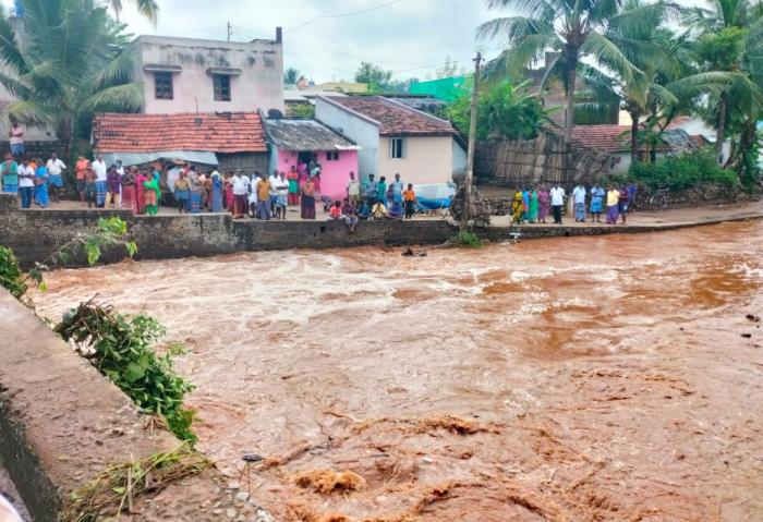 சேலம் மற்றும் அதன் சுற்றுவட்டாரப் பகுதிகளில் பெய்த மழையால் மன்னார்பாளையம் பகுதியில் வெள்ளப்பெருக்கு ஏற்பட்டது.