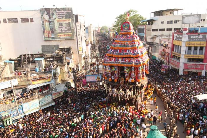 மதுரை சித்திரை திருவிழா தேரோட்டம்: பக்திகோஷத்துடன் வடம்பிடித்த பக்தர்கள் |  Madurai Chithirai Festival Therottam: Devotees lined up with devotional  slogans - hindutamil.in