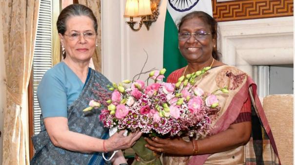 மருத்துவ சிகிச்சைக்காக வெளிநாடு செல்கிறார் சோனியா: ராகுலும், பிரியங்காவும்  உடன் பயணம் | Sonia Gandhi To Travel Abroad For Medical Check-ups; Rahul,  Priyanka To Accompany Her ...