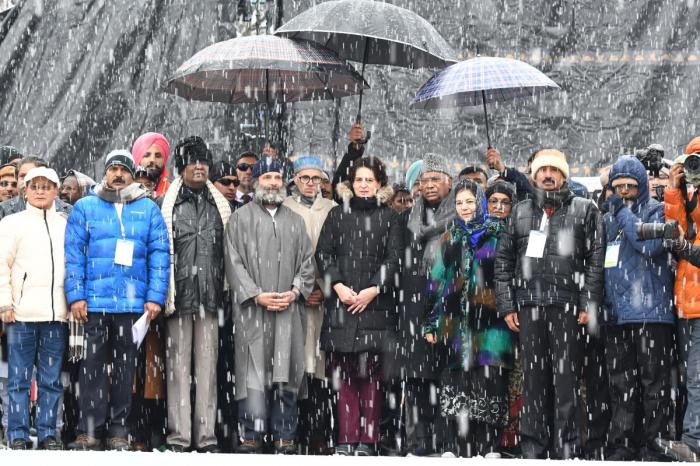 “भाजपा नेता जम्मू-कश्मीर में चलने से डरते हैं” – एकता यात्रा के समापन समारोह में राहुल गांधी का भाषण |  जम्मू-कश्मीर में कोई भी बीजेपी नेता नहीं चल सकता क्योंकि वे डरे हुए हैं: राहुल गांधी श्रीनगर में दावा करते हैं