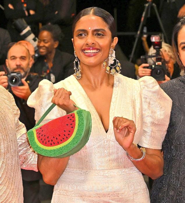 நடிகை கனி குஸ்ருதியின் 'தர்பூசணி' குறியீடும், பாலஸ்தீன ஆதரவும்! - கான் பட விழா 'சம்பவம்'! | Cannes Actor Kani Kusruti shows solidarity for Palestine with watermelon clutch ...