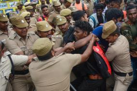 police-detain-protestors-during-a-demonstration-against-the-government-s-new-agnipath-recruitment-in-chennai