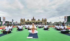 international-yoga-day-prime-minister-modi-doing-yoga-in-mysore-special-photo-gallery
