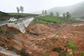 floods-inundate-roads-in-udhagai