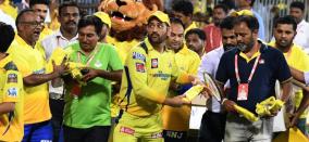 csk-captain-dhoni-played-with-knee-pain-photos