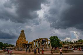thanjavur-big-temple-surrounded-by-dark-clouds