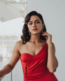 actress-shraddha-srinath-latest-click