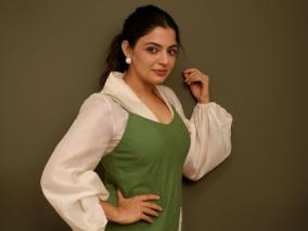 actress-nikhila-vimal-latest-album