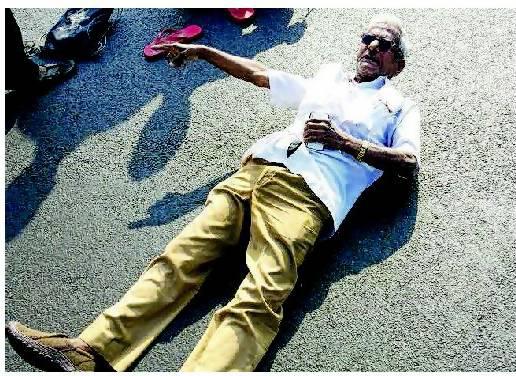 மெரினாவில் ரோட்டில் படுத்து டிராபிக் ராமசாமி ஆர்ப்பாட்டம்﻿: உடனடியாக பேனர்களை அகற்றியது போலீஸ்﻿