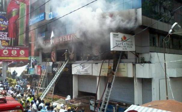 பெங்களூர் நகைக் கடையில் தீ: சாலையில் தங்க மழை﻿- தங்கம், வெள்ளி, வைர நகைகளை தூக்கி எறிந்தனர்﻿ ஊழியர்கள்