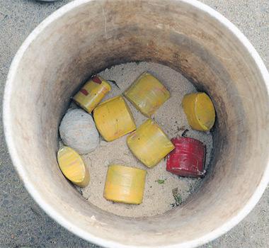 மதுரையில் குப்பைத் தொட்டியிலிருந்து 11 வெடிகுண்டுகள் கண்டெடுப்பு﻿