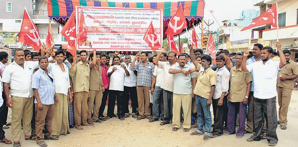 அதிமுக கவுன்சிலரை கைது செய்ய கோரி ஆட்டோ டிரைவர்கள் வேலைநிறுத்தம்﻿