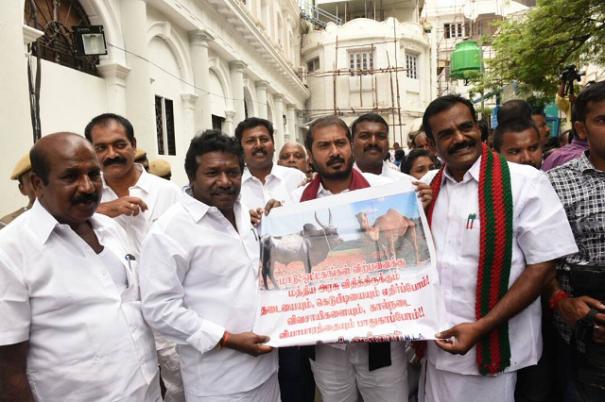 சட்டப்பேரவையில் இருந்து அதிமுக ஆதரவு எம்எல்ஏ.க்கள் வெளிநடப்பு