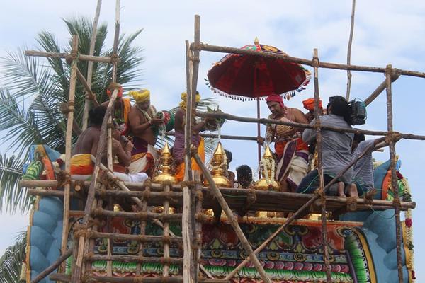 தமிழகத்தில் தனிக்கோயில் என்ற சிறப்பைப் பெற்ற கூத்தனூர் சரஸ்வதி அம்மன்  கோயில் கும்பாபிஷேகம்: ஆயிரக்கணக்கான பக்தர்கள் பங்கேற்பு ...