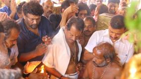 actor-parthiban-prays-in-ayyappan-temple