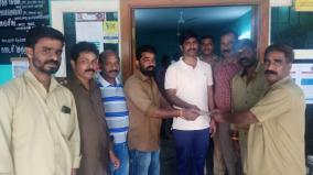 auto-driver-handed-over-money