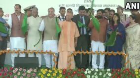 yogi-flags-off-lucknow-delhi-tejas-express