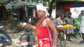 dmk-partyman-campaigns-in-vikravandi-in-different-manner