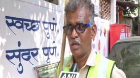 pune-sanitation-worker-spreads-awareness-on-cleanliness-through-his-unique-way