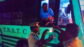 policemen-distribute-tea-to-drivers-in-midnight-at-ariyalur