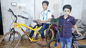 a-10-year-old-boy-complains-at-the-police-station-demanding-the-recovery-of-bicycles