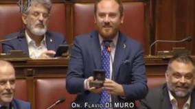 italian-mp-proposes-to-his-girlfriend-in-the-middle-of-a-parliamentary-debate
