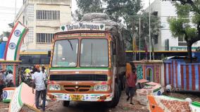 rajapalayam-pannayar-arch-damaged-as-lorry-hit-over-it