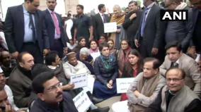 priyanka-gandhi-vadra-other-congress-leaders-sit-on-a-symbolic-protest-near-india-gate