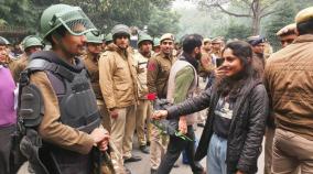 m-a-girl-who-presents-a-rose-to-delhi-policeman-goes-viral