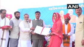 mansukh-mandaviya-handed-over-indian-citizenship-certificates-to-7-pakistani-hindu-refugees-in-kutch