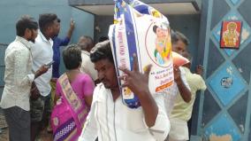 aiadmk-partymen-distribute-rice-to-voters-in-tiruvannamalai
