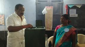 dindigul-mp-mla-cast-vote-in-localbody-election