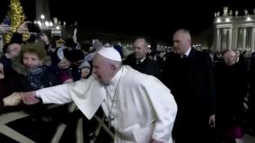 pope-slaps-womans-arm