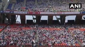 namaste-trump-even-at-the-stadium