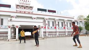 youth-play-cricket-in-madurai-railway-station