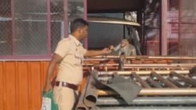 cop-feeds-monkeys-in-palani-temple