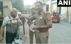 coronaviruslockdown-virul-video-of-police-deliver-sweets-to-83-year-old-rc-kesarwani-who-had-asked-them-for-help