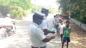 traffic-police-gives-free-masks-in-puduchery