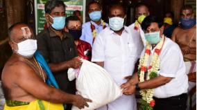 minister-r-b-udayakumar-reaches-out-to-temple-priests