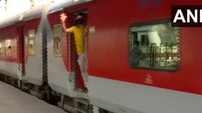 a-special-train-leaves-for-new-delhi-from-howrah-railway-station