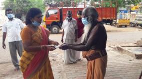 old-man-gives-rs-5000-he-got-as-alms-to-cm-relief-fund