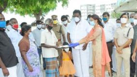 district-collector-gives-financial-aid-to-girl-s-family