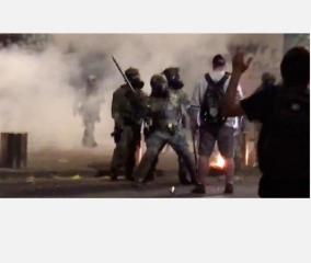 us-protestors-set-fire-to-police-association-building-in-portland