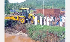 lake-water-floods-in-villages