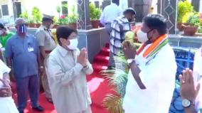 narayanasamy-kiranbedi-greetings-each-other