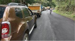 kodaikanal-rain-lashes-the-city-traffic-affected