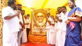 tn-former-cm-karunanidhi-s-death-anniversary-commemorated-by-party-folks
