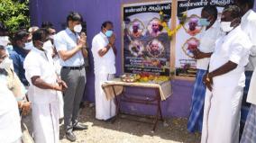 minister-kadambur-raju-helps-the-family-of-munar-landslide-victims