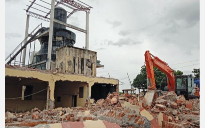 ஏரியை ஆக்கிரமித்து கட்டப்பட்ட கோயிலை இடிக்கும் பணி தொடங்கியது: பொதுப்பணி துறையினருக்கு இந்து முன்னணி அமைப்பினர் எதிர்ப்பு | The temple built to ...