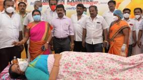 kanimozhi-mp-donates-blood-in-tutucorin